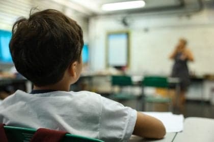 Analfabetismo no Brasil atinge menor taxa histórica em 2025