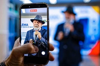 Lula institui política pública para combater roubos de celulares