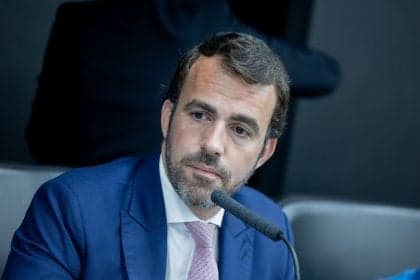 Alesp não suspende mandato de Lucas Bove após acusações de violência
