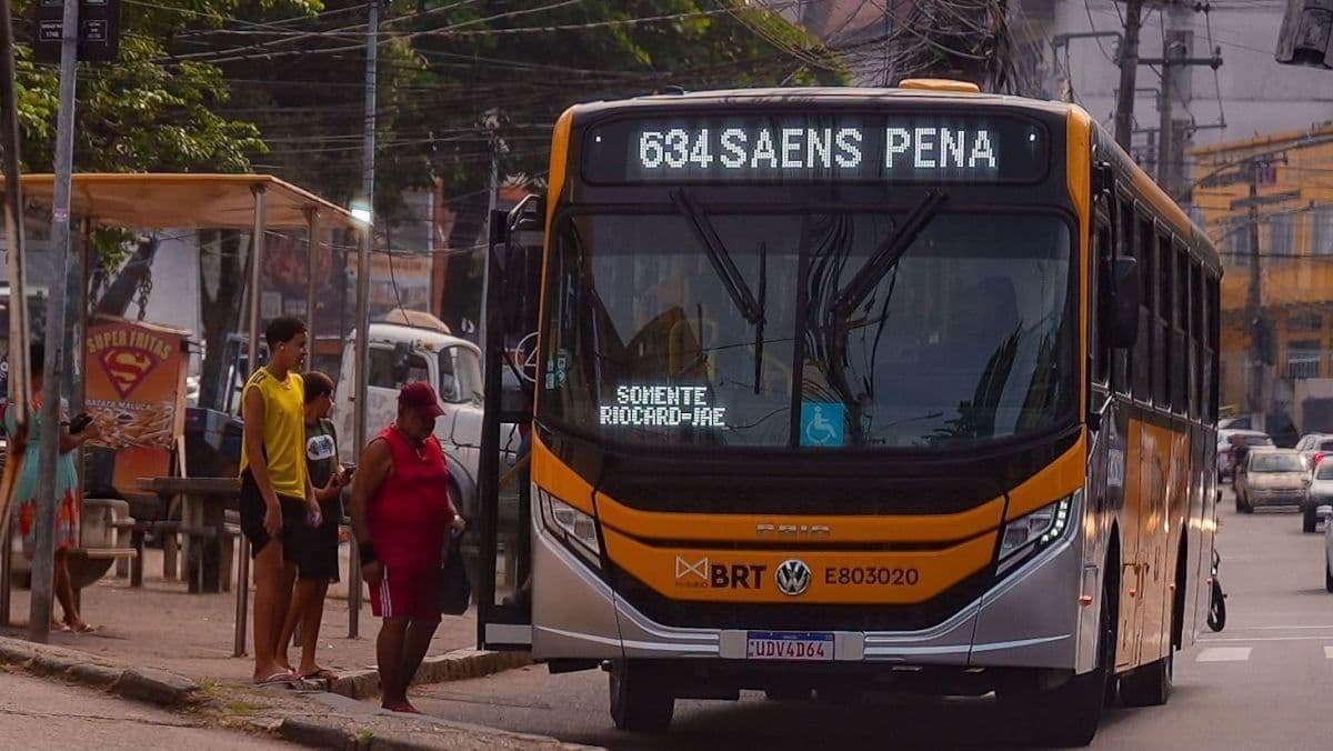 Rio de Janeiro lança linha de ônibus sem dinheiro em espécie