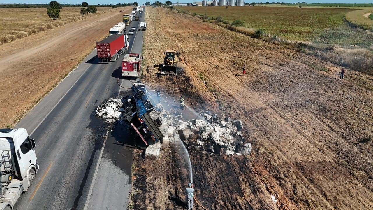 Incêndio em caminhão de algodão interrompe BR-020 na Bahia