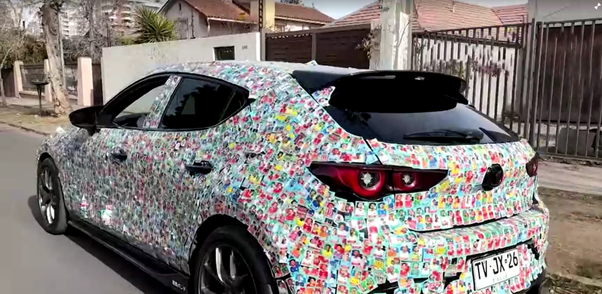Criador transforma carro em álbum de figurinhas da Copa no Chile