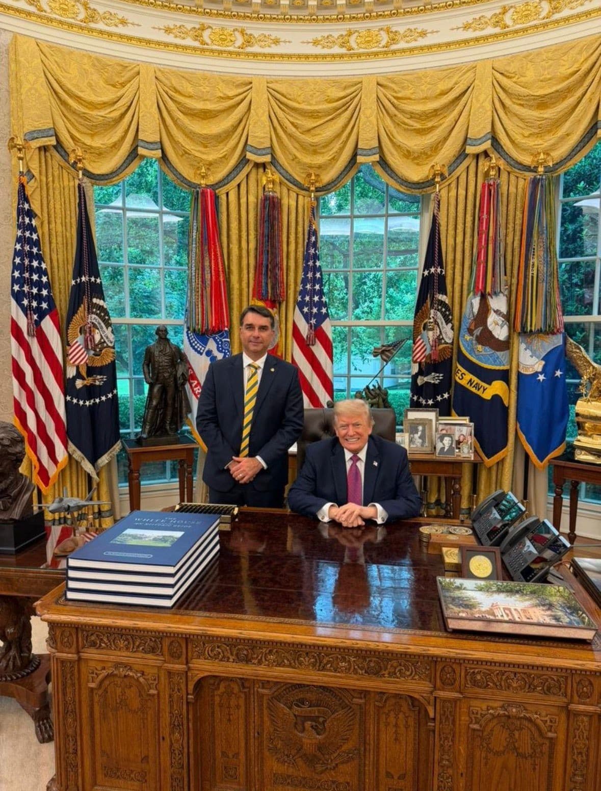 Flávio Bolsonaro se encontra com Donald Trump na Casa Branca