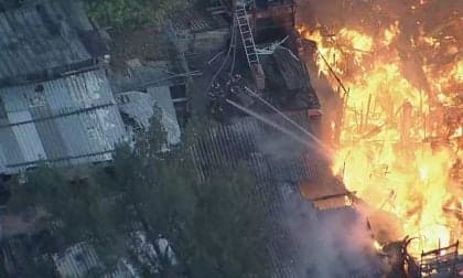 Incêndio destrói 60 casas em Paraisópolis, SP, deixando famílias desabrigadas