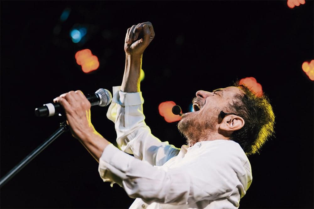 Tom Zé celebra 90 anos com show e mensagem de esperança