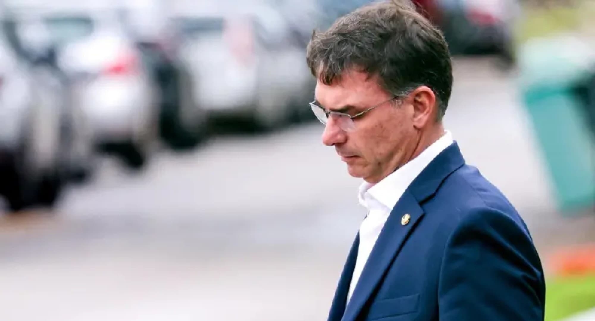 Flávio Bolsonaro questiona urnas eletrônicas e afasta eleitores independentes