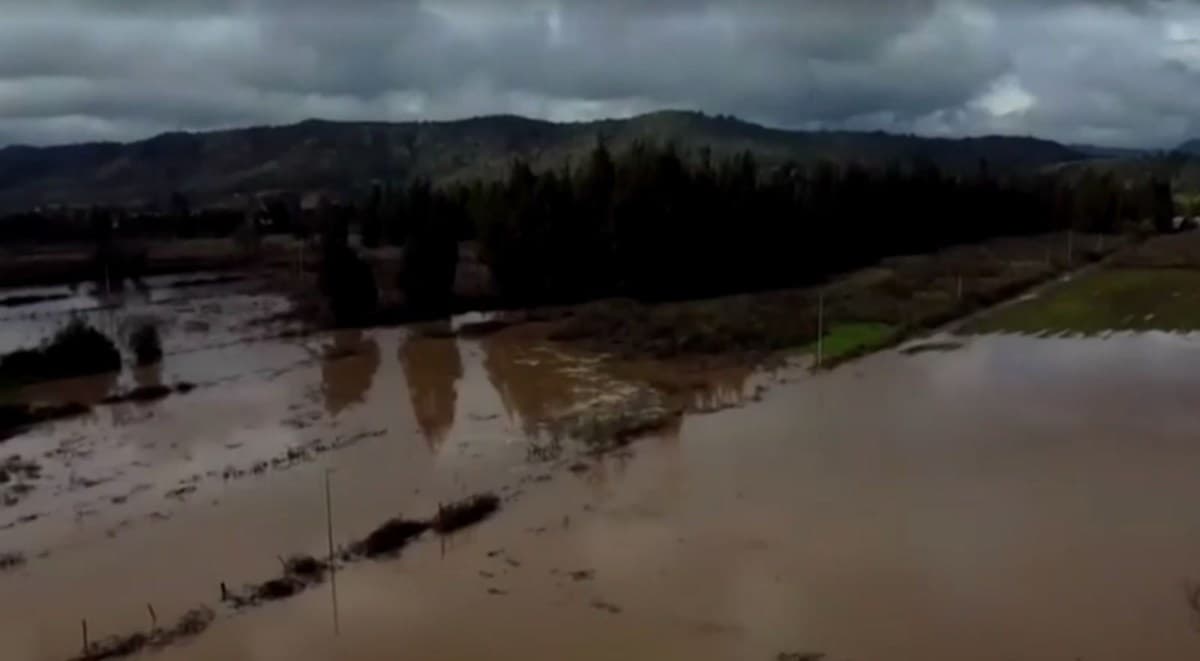 Frente fria causa enchentes e tornados no Chile