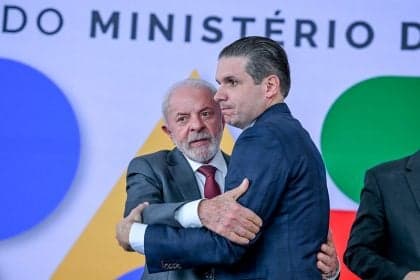 Hugo Motta equilibra relações com Lula enquanto apoia Veneziano