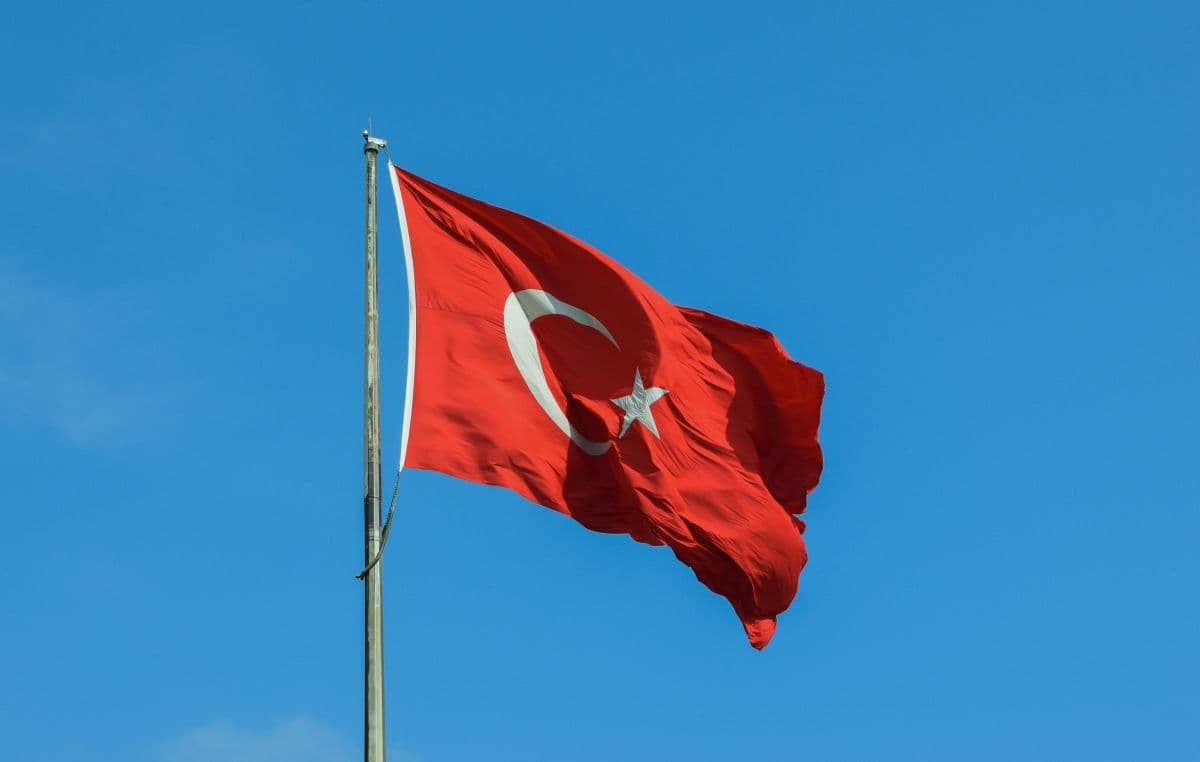 Atirador de 19 anos fere 16 em escola na Turquia e se suicida