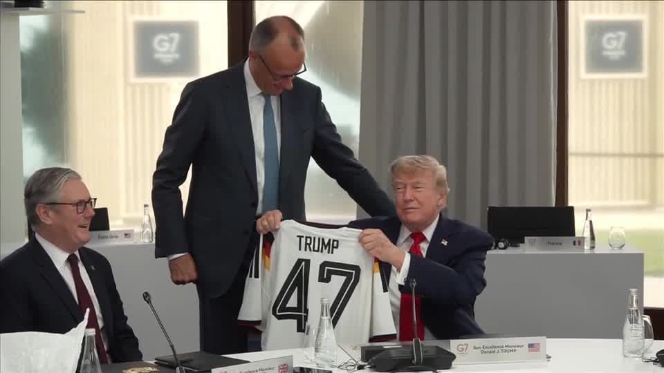 Chanceler alemão presenteia Trump com camisa da seleção na cúpula do G7