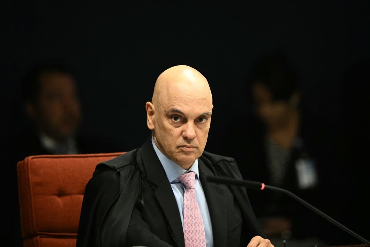 Flávio Bolsonaro pede suspeição de Moraes em caso do Banco Master