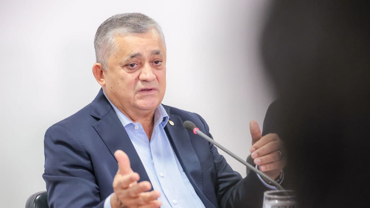 Ministro José Guimarães critica afastamento de diretor da PF como intromissão