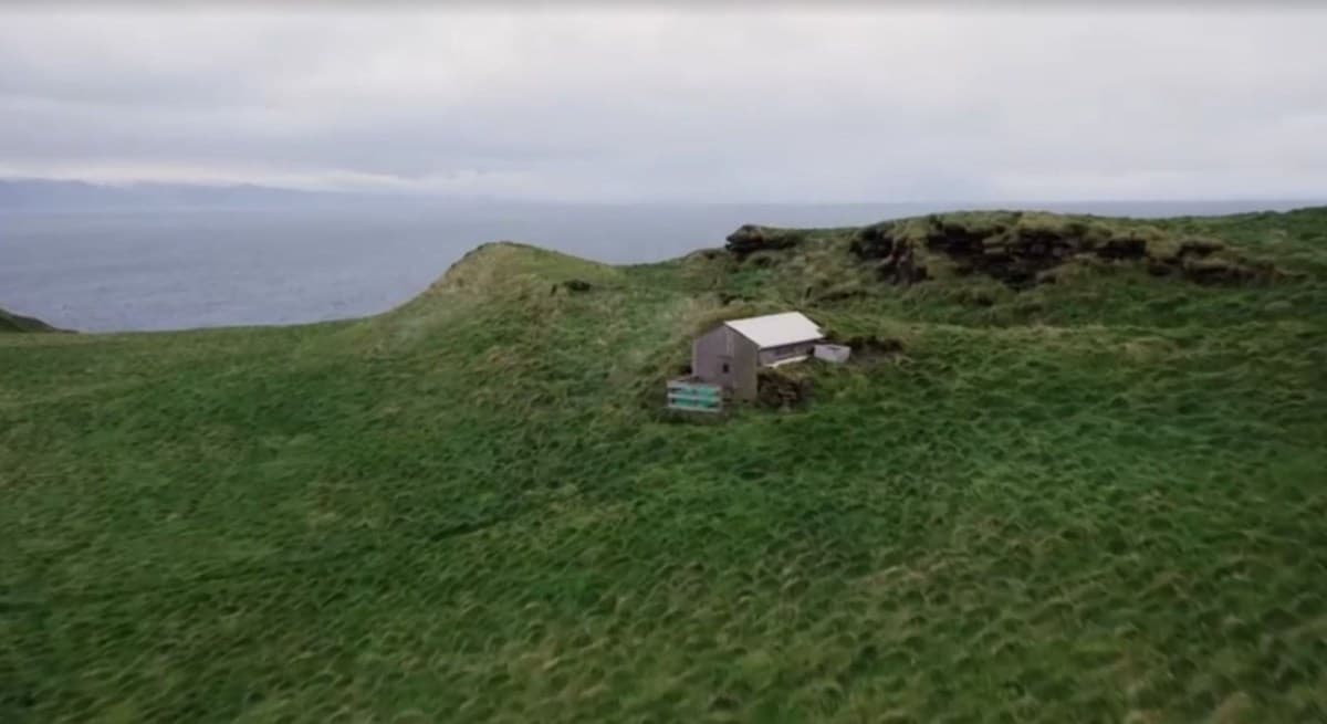 Abrigo remoto na ilha de Elliðaey adota energia solar para reduzir combustíveis fósseis