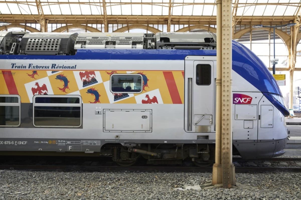 Trem descarrila na França e deixa 44 pessoas feridas