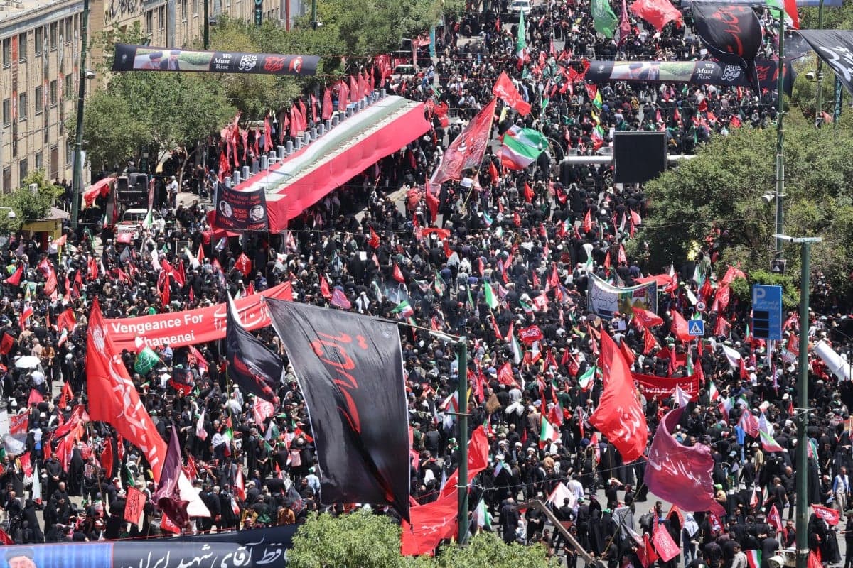 Funeral de Khamenei mobiliza multidão em Mashhad