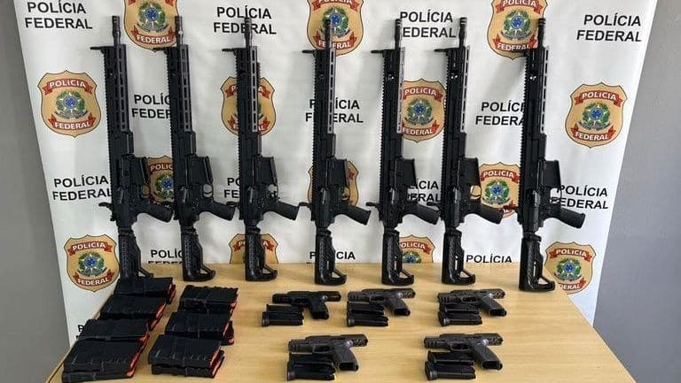 PF apreende fuzis em operação que investiga fraudes na aquisição de armas