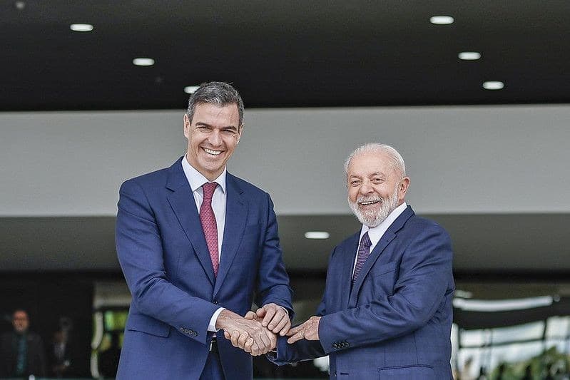 Pedro Sánchez apoia Lula em candidaturas ao 2º turno das eleições no Brasil