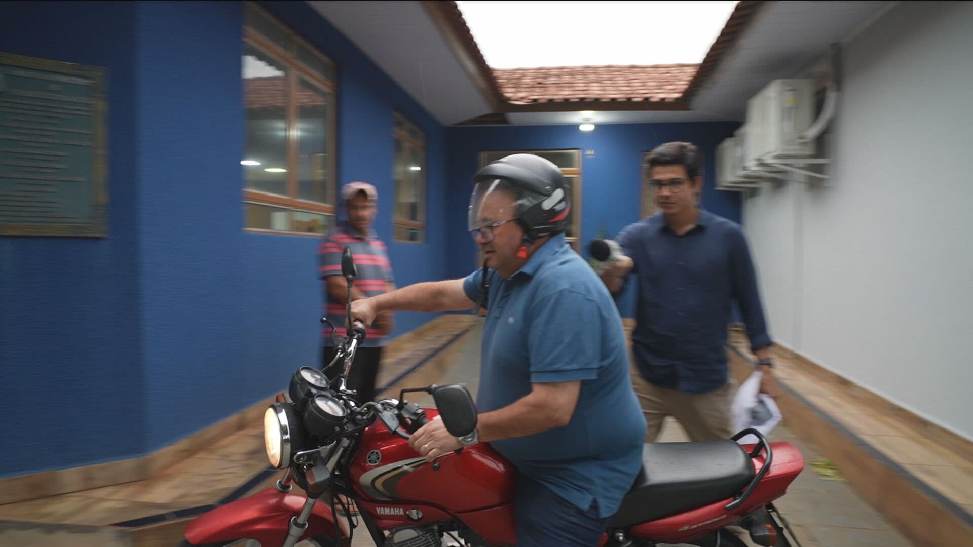 Vereador 'Cutuca' foge após questionamento sobre escândalo em PR