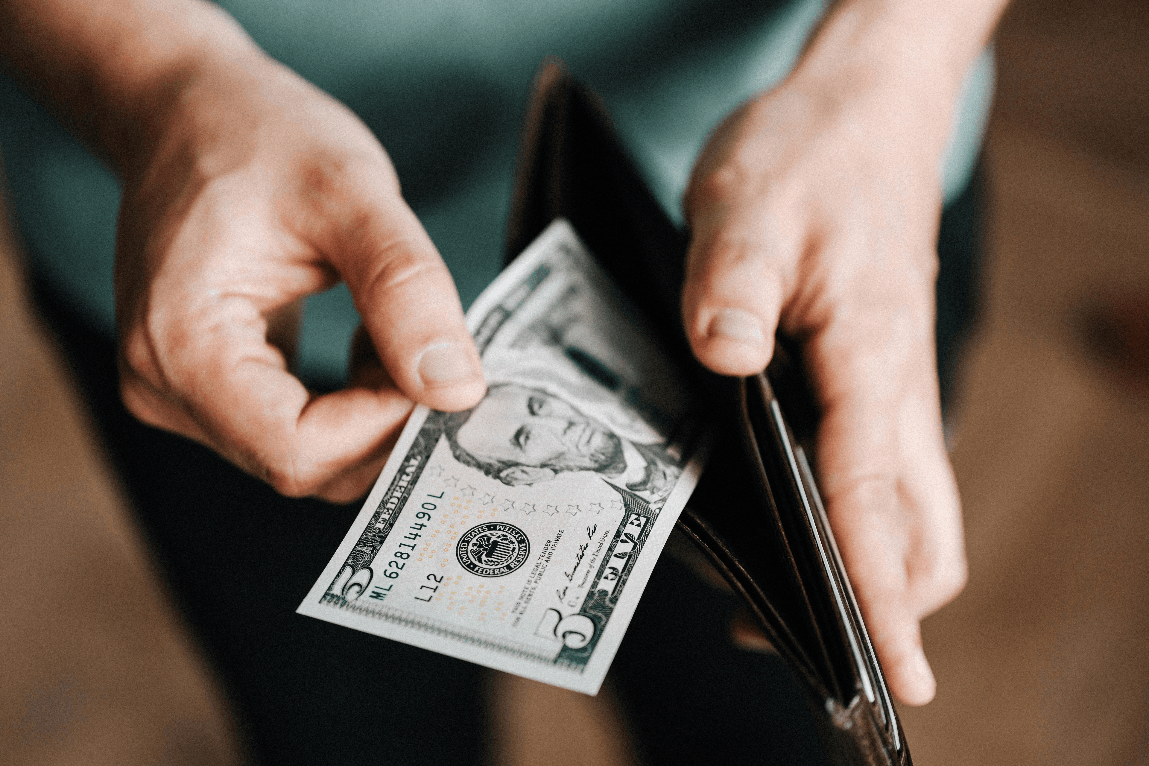 Dólar apresenta leve alta enquanto mercado aguarda dados econômicos