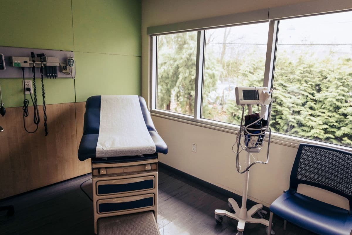 Psychóloga britânica vence disputa contra NHS por laqueadura
