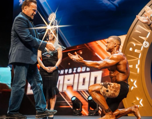 Vitor Chaves Vence Arnold UK e Recebe Troféu das Mãos de Arnold Schwarzenegger