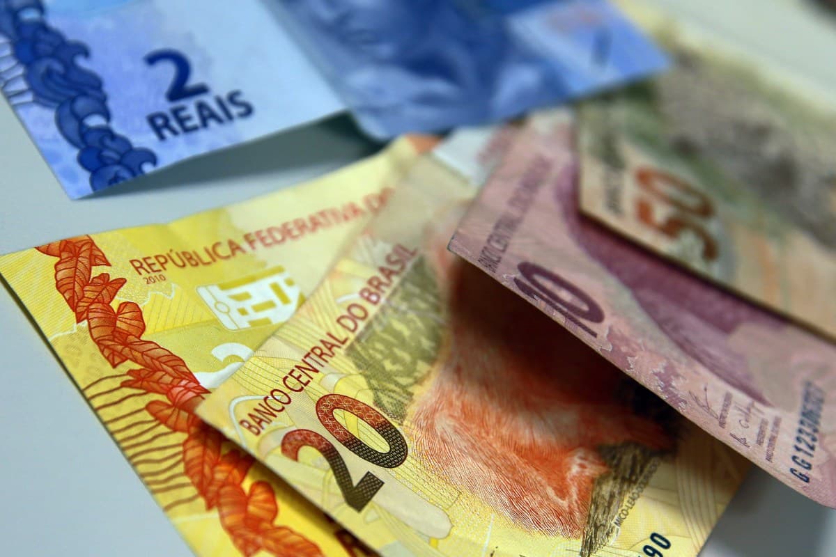 Senado debate propostas que podem impactar salários de profissionais