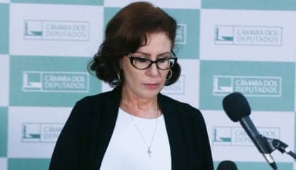 Justiça penhora bens de Carla Zambelli por uso indevido de imagem
