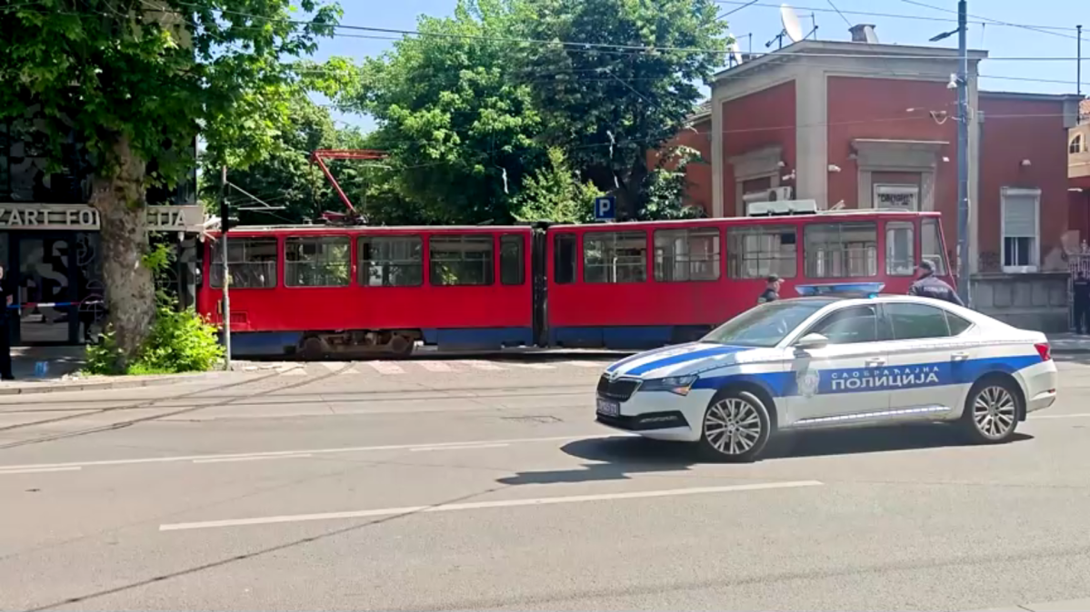Bonde descarrila e atinge prédio em Belgrado, deixando feridos