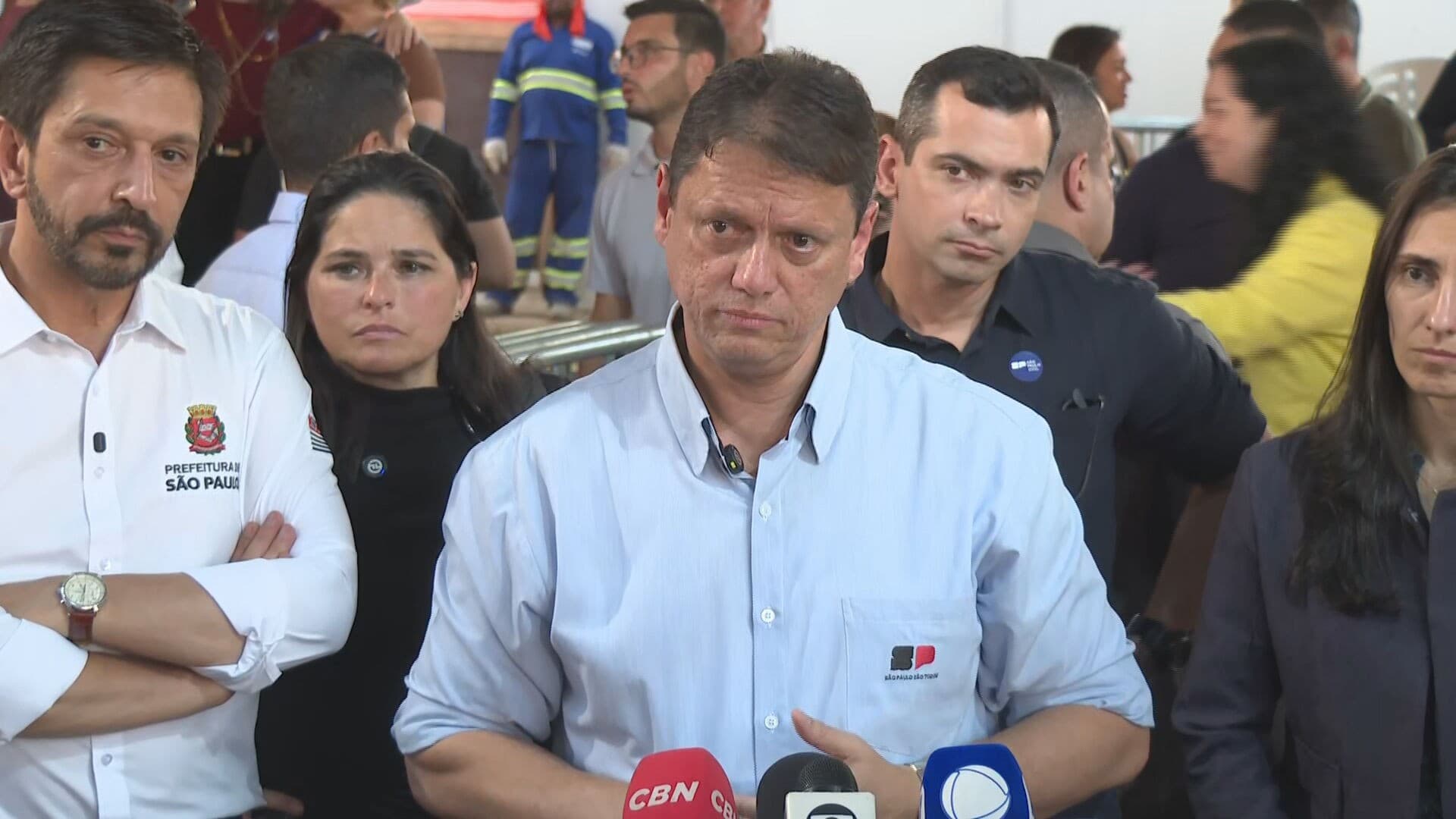 Tarcísio de Freitas questiona Flávio Bolsonaro sobre fraudes no Banco Master