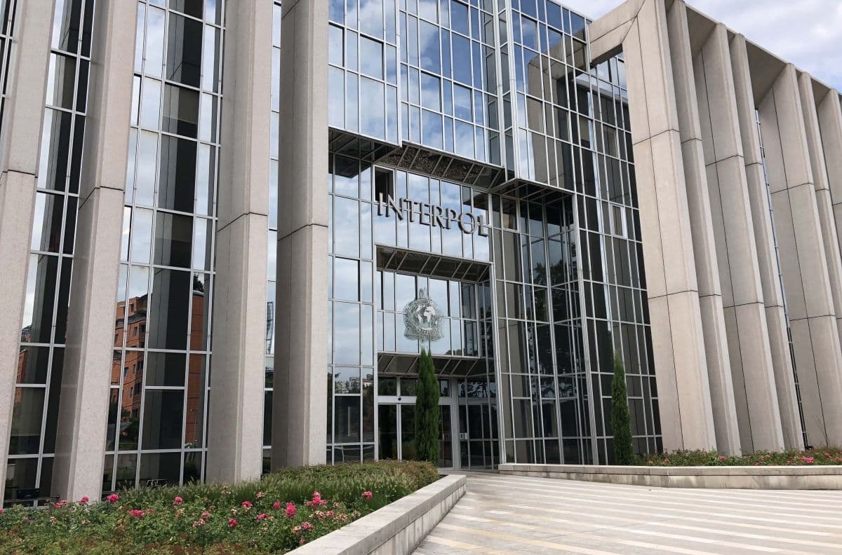 Difusão Vermelha da Interpol torna foragidos procurados globalmente