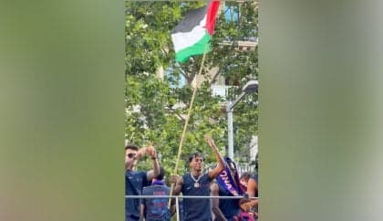 Hansi Flick comenta ato de Lamine Yamal durante celebração do título