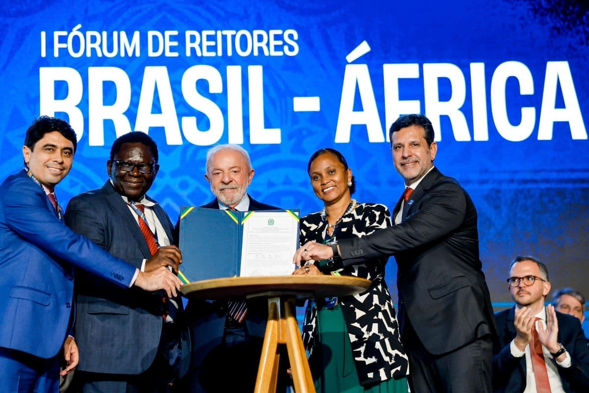 Lula critica extrema-direita e inteligência artificial no Fórum Brasil-África