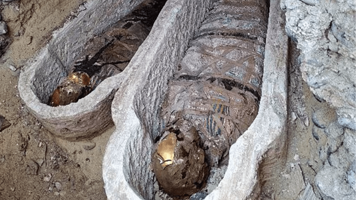 Descoberta de múmia com trecho da Ilíada surpreende arqueólogos no Egito