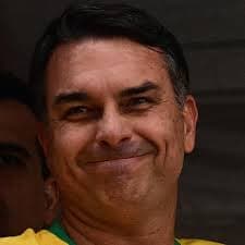 Flávio promete garantir aumento em benefícios para a família