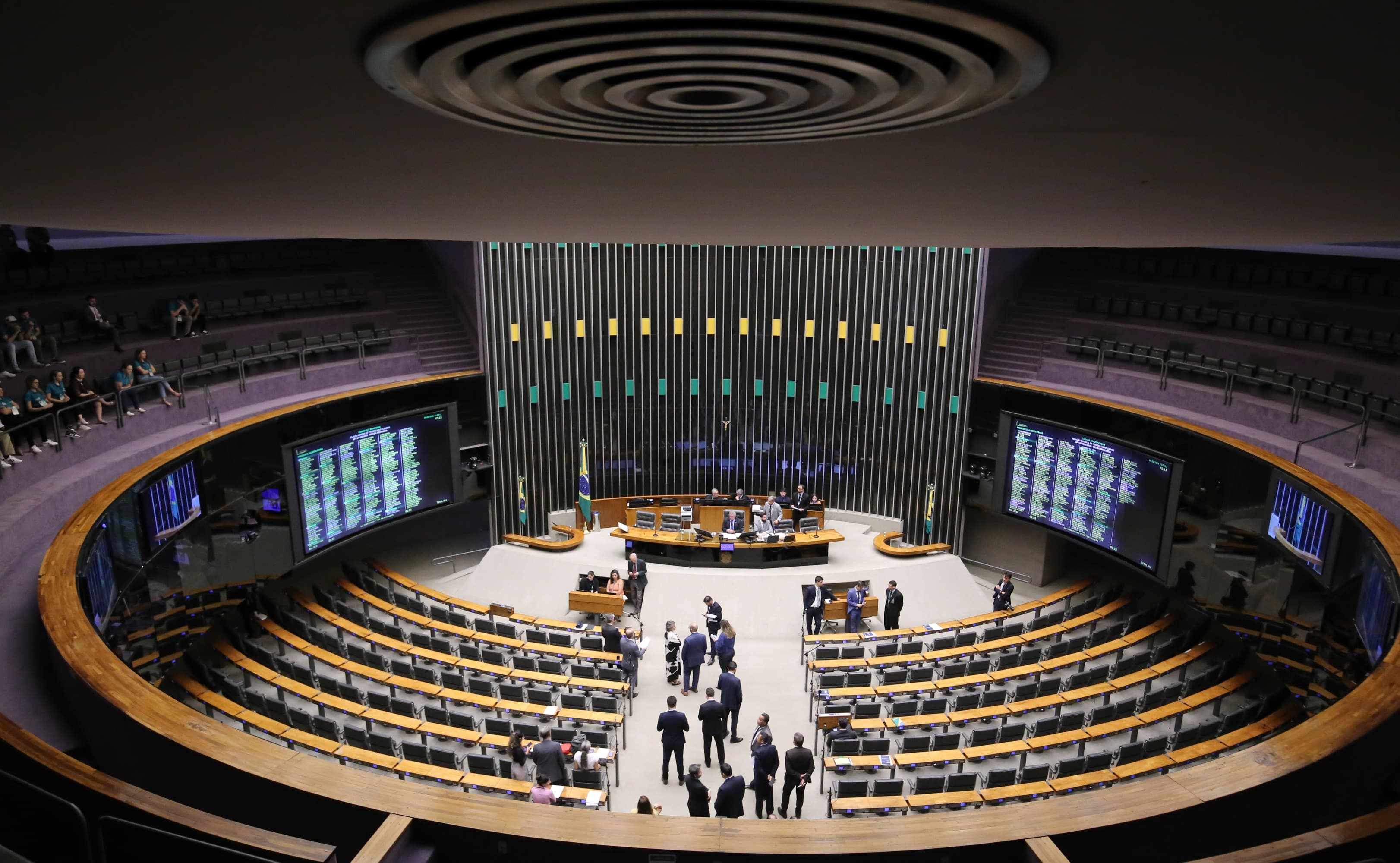 Câmara aprova projeto que favorece partidos durante eleições