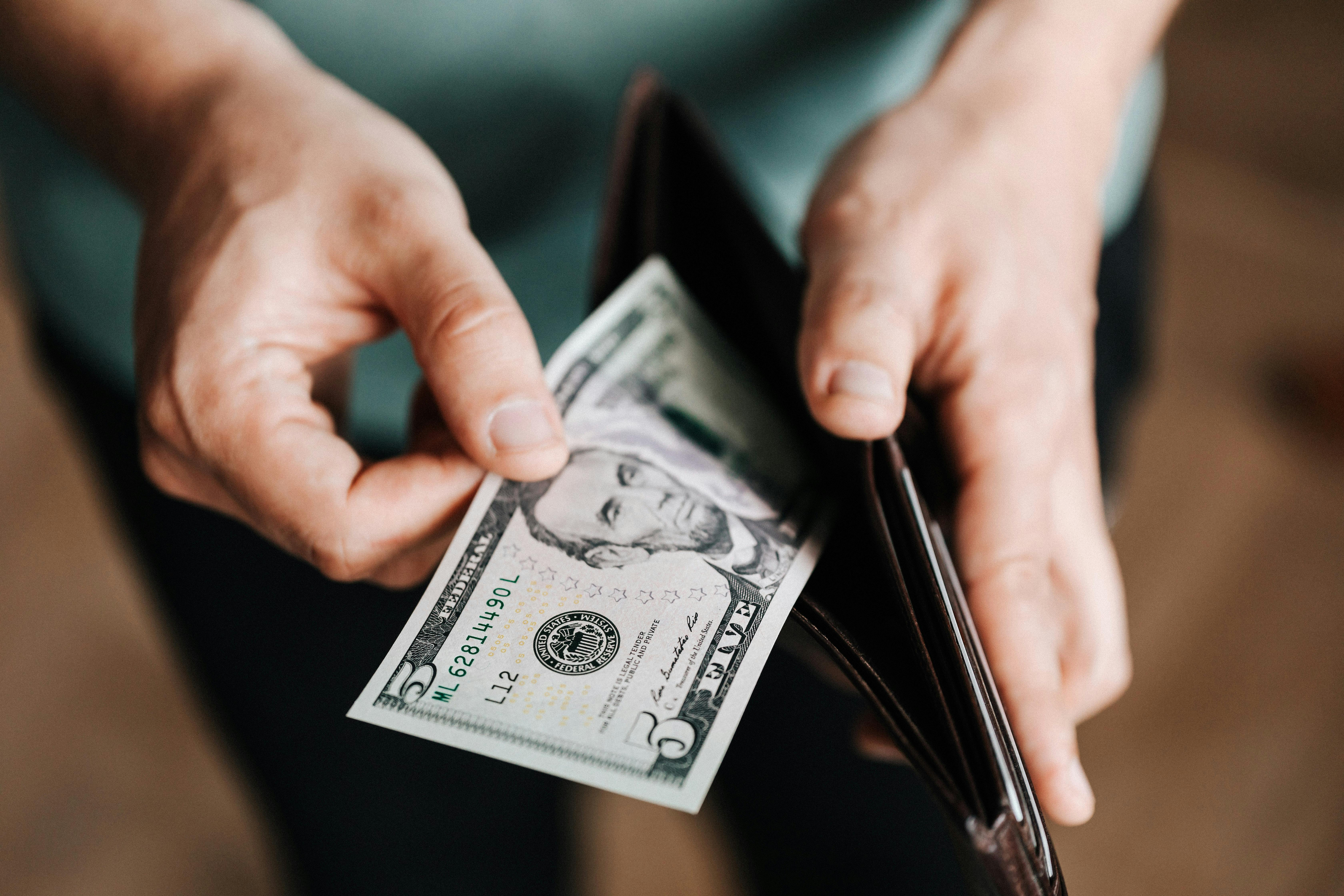 Dólar recua com trégua entre Israel e Irã e queda do petróleo