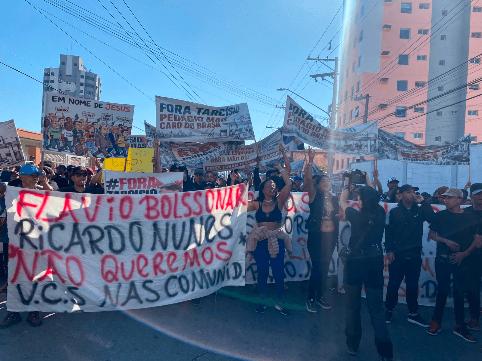 Protesto em São Paulo marca agenda de Flávio Bolsonaro