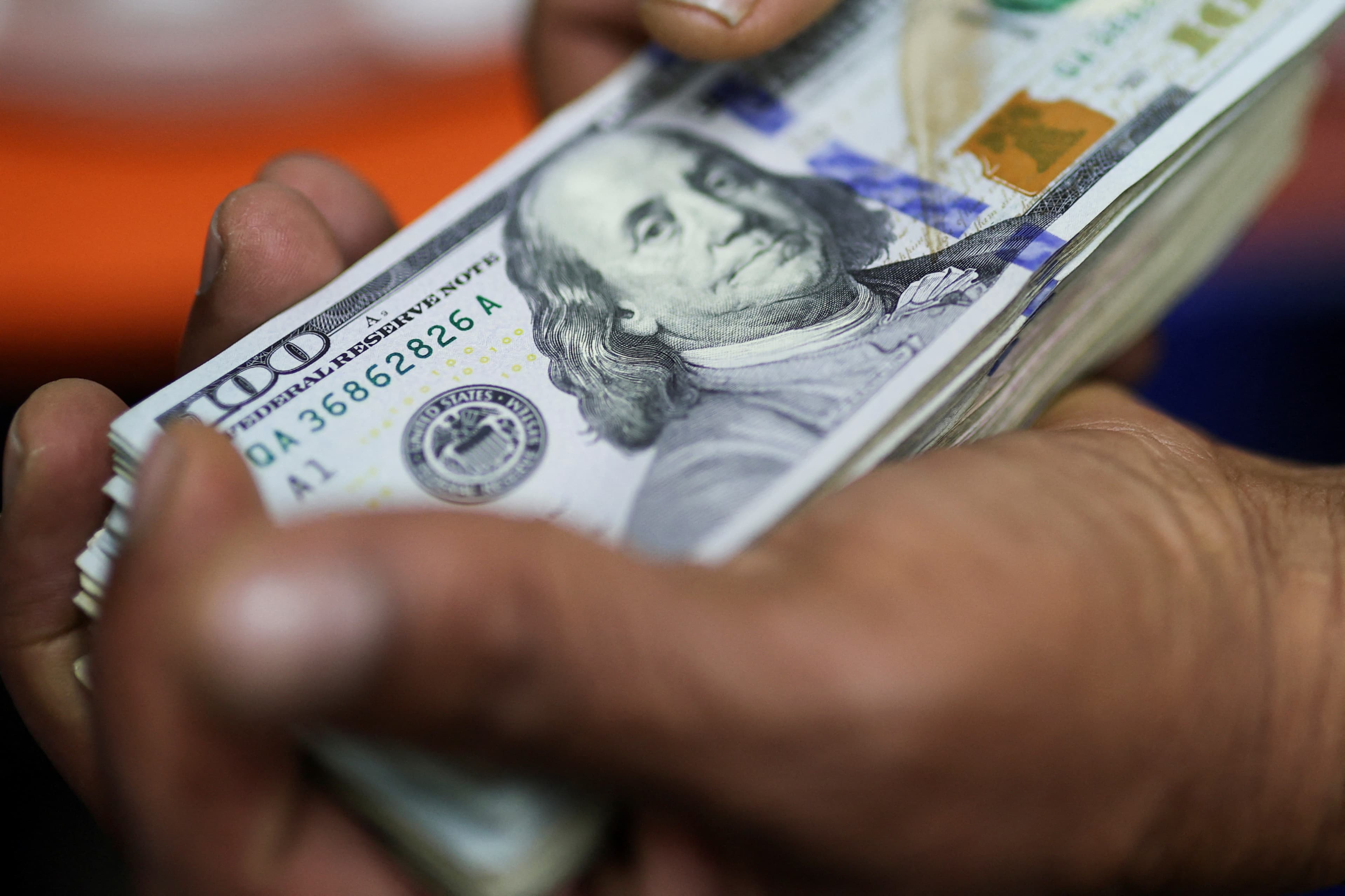 Dólar em queda após cortes na Selic pelo Banco Central