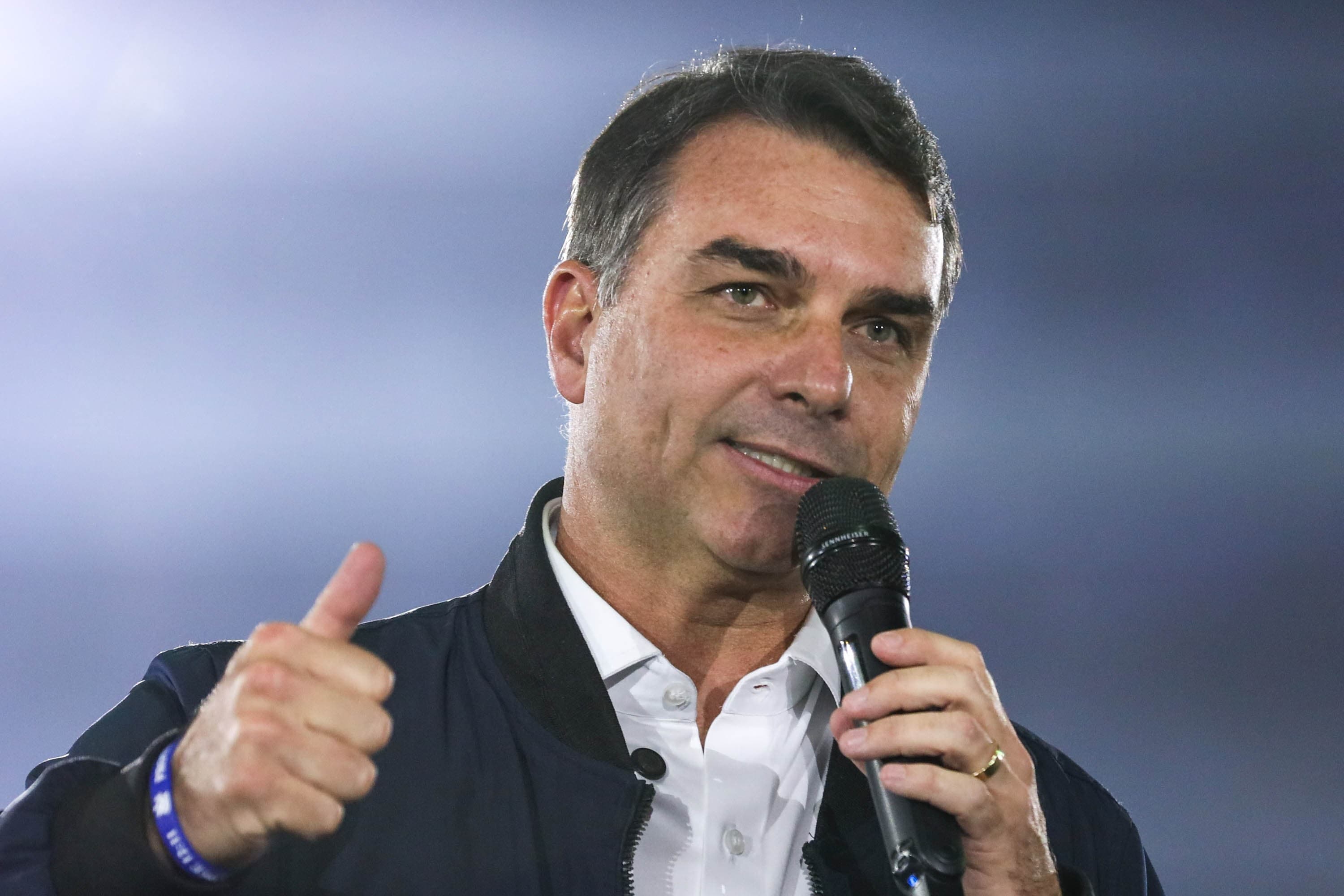 Flávio Bolsonaro destina emenda a projeto ligado a miliciano condenado