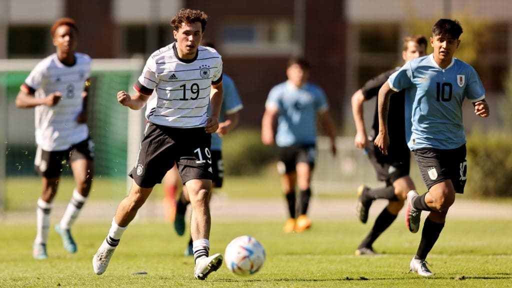 Botafogo negocia com jovem meia uruguaio Mateo Peralta