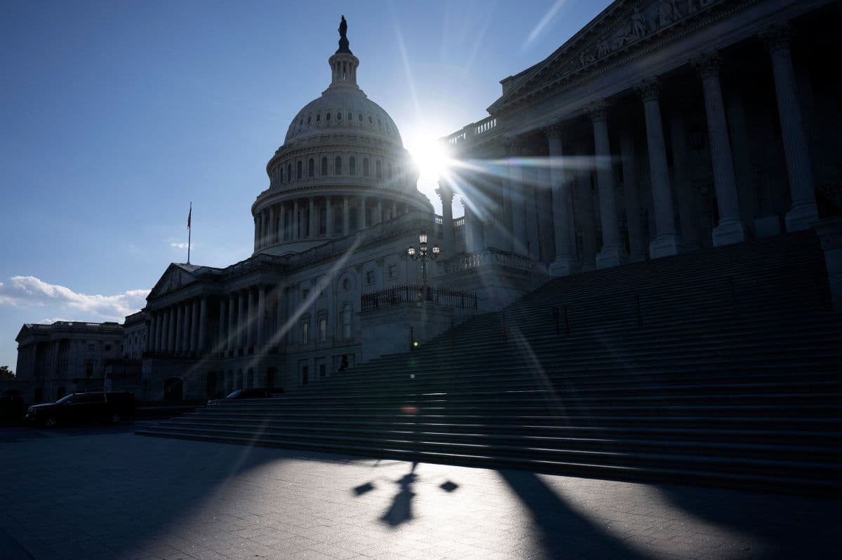 Trump cancela legislação sobre habitação em meio a crise econômica