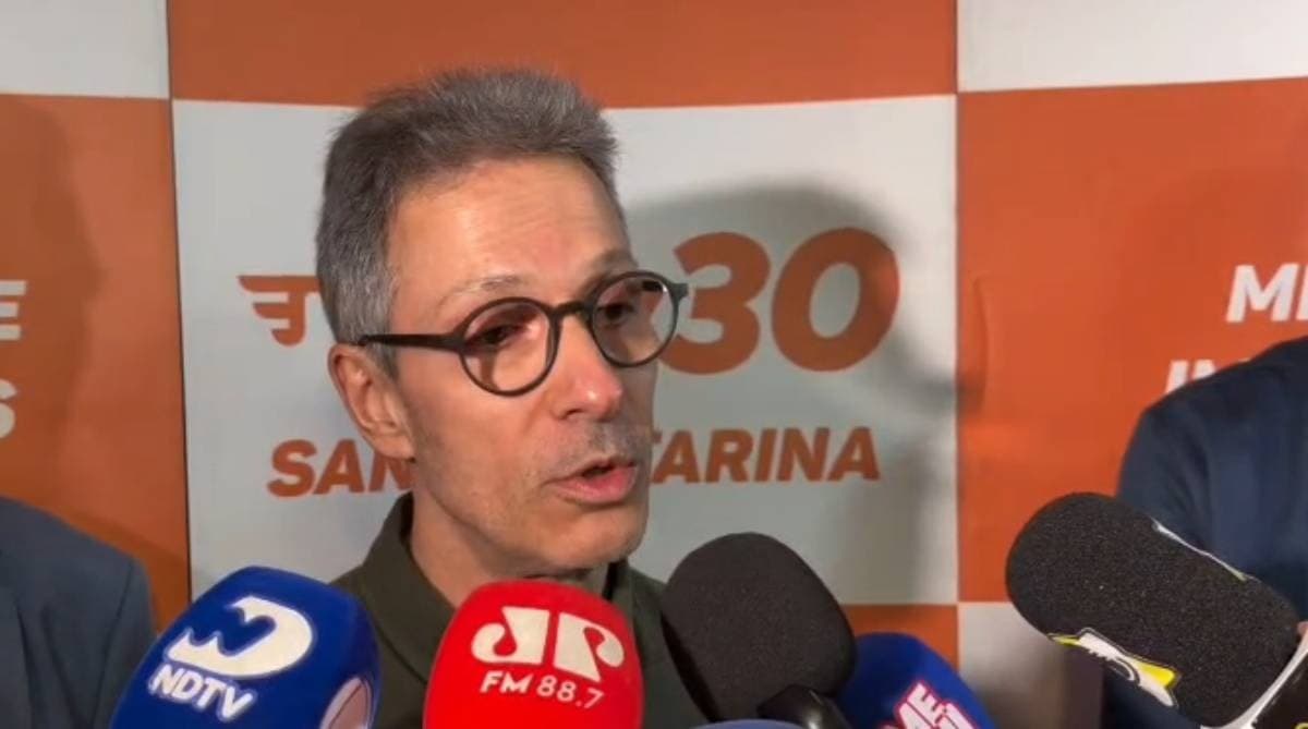 Zema critica encontro entre Flávio Bolsonaro e Daniel Vorcaro