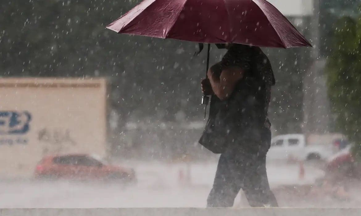 Inmet emite alerta vermelho para chuva intensa em diversas regiões; confira os locais afetados.