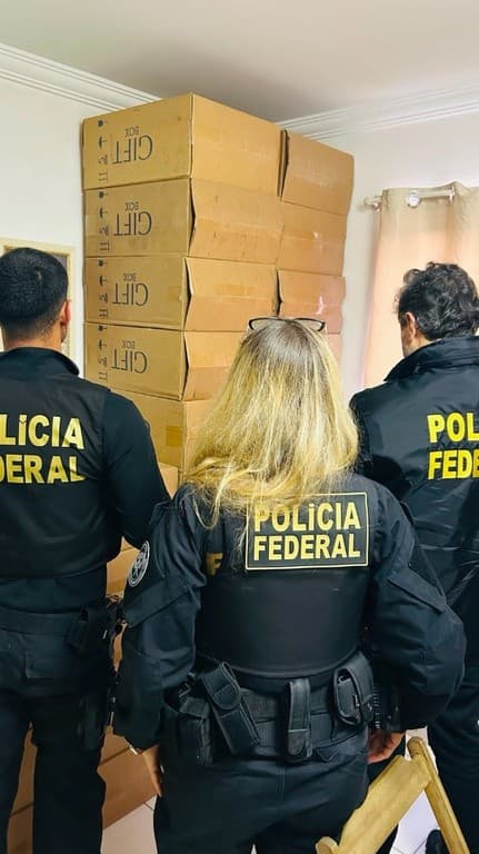 Polícia Federal realiza ação contra comércio ilegal de cigarros