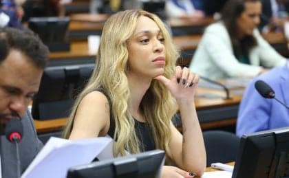 Decisão judicial protege Erika Hilton de ação por danos morais
