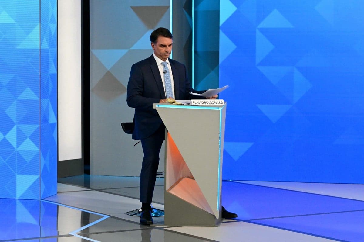 Mãe de menina assassinada critica Flávio Bolsonaro em debate da TV Globo
