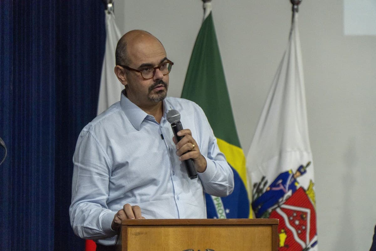 Governador de MG propõe mudanças na liderança da Cemig