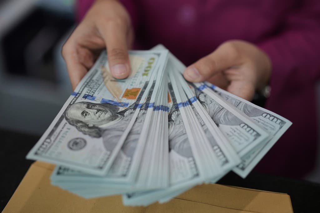 Dólar sobe 0,26% enquanto tensões no Oriente Médio impactam economia