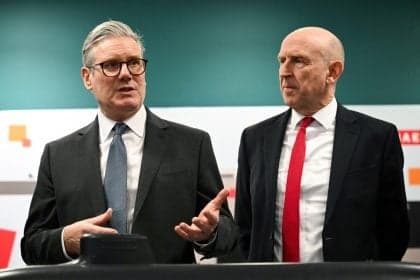Renúncia de John Healey pressiona governo britânico por investimento militar