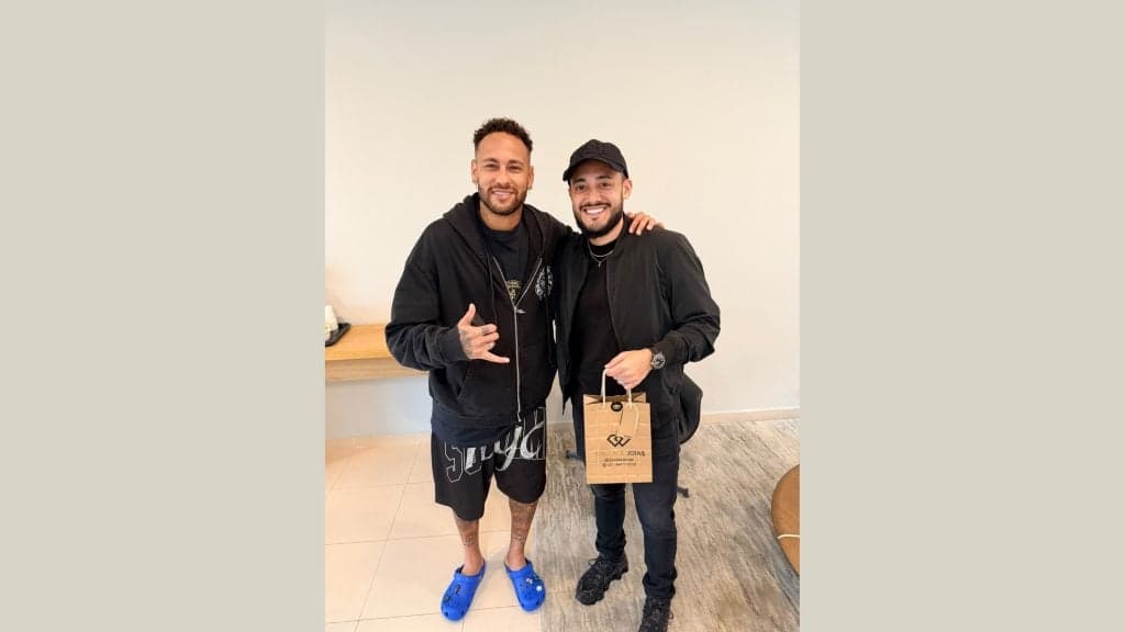 Neymar recebe brinco exclusivo de Wallace Joias em encontro especial